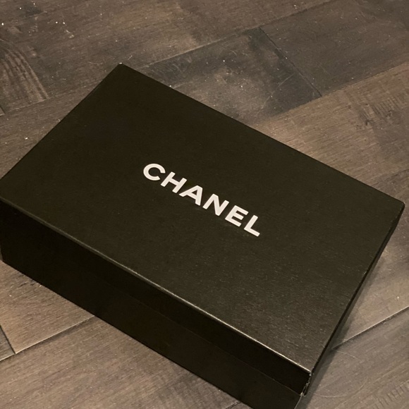 Vintage Chanel kitten heels - Picture 2 of 3